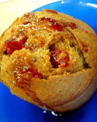 Творожно-кукурузные маффины с бананами и клубникой