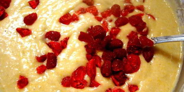 творожно-кукурузные маффины с бананами и клубникой