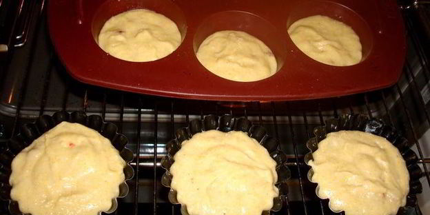 творожно-кукурузные маффины с бананами и клубникой