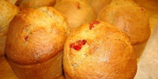 творожно-кукурузные маффины с бананами и клубникой