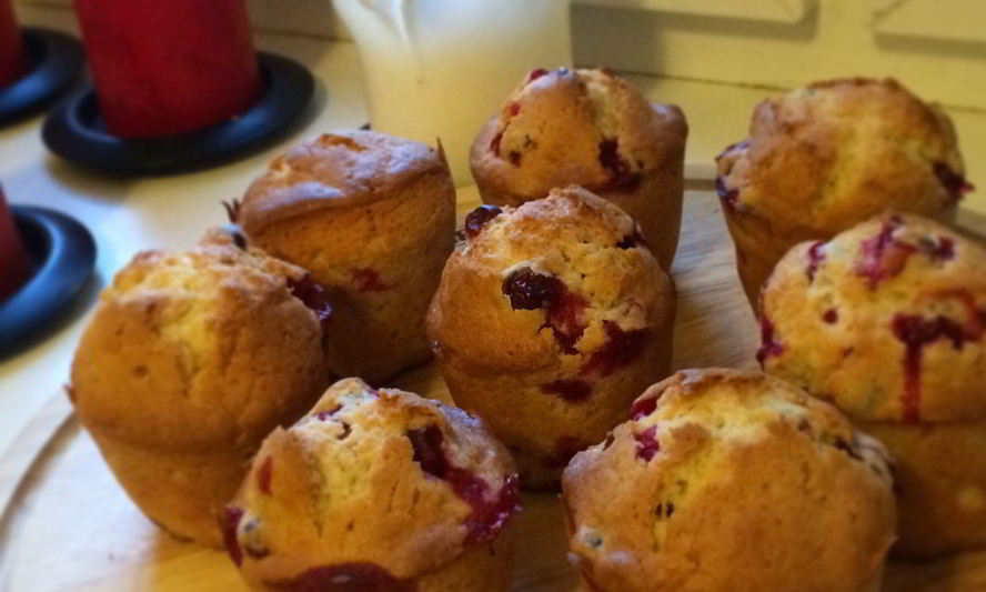 Рецепт ванильных маффинов с клюквой на молоке