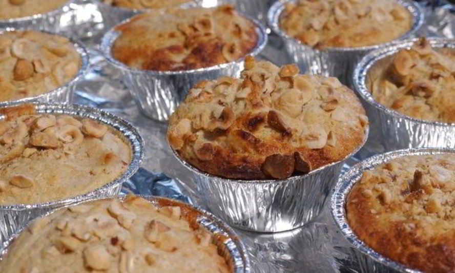 Рецепт яблочных маффинов на кефире с орехами и отрубями