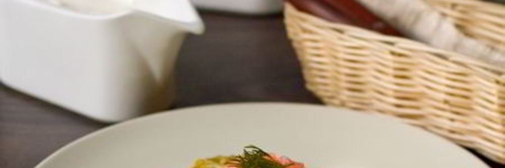 Кабачковые оладьи со сметанным соусом и лососем