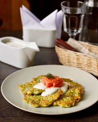 Кабачковые оладьи со сметанным соусом и лососем