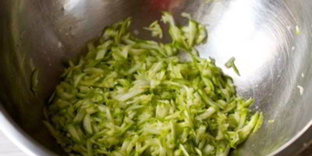 кабачковые оладьи со сметанным соусом и лососем