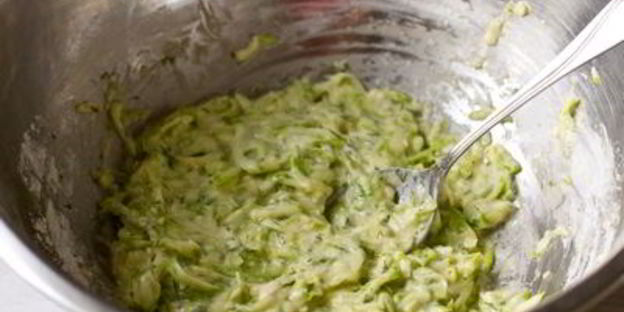 кабачковые оладьи со сметанным соусом и лососем