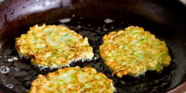 кабачковые оладьи со сметанным соусом и лососем