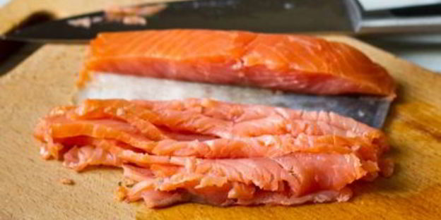 кабачковые оладьи со сметанным соусом и лососем