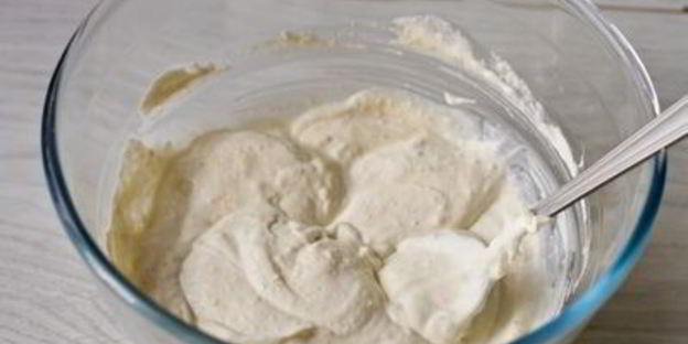 кабачковые оладьи со сметанным соусом и лососем