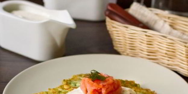 кабачковые оладьи со сметанным соусом и лососем