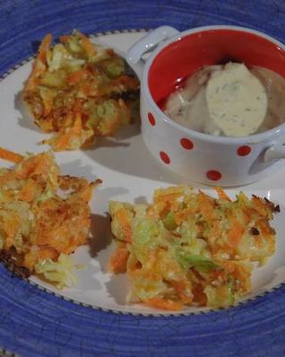 Капустные оладьи с морковью и луком-пореем