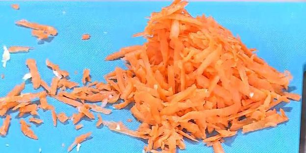 капустные оладьи с морковью и луком-пореем