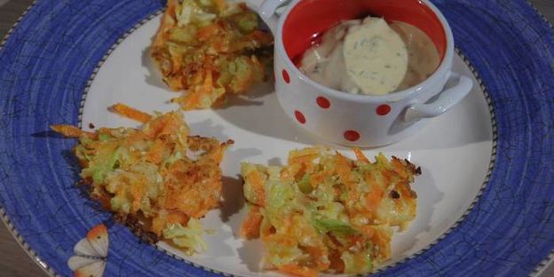 капустные оладьи с морковью и луком-пореем