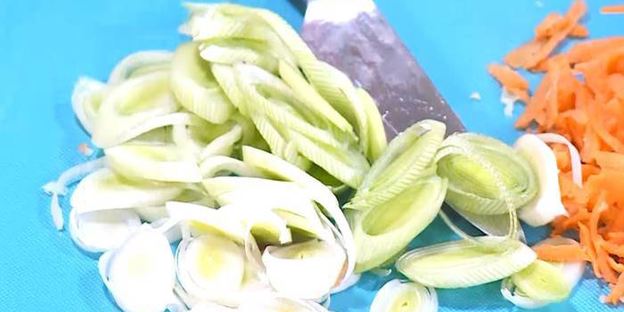 капустные оладьи с морковью и луком-пореем