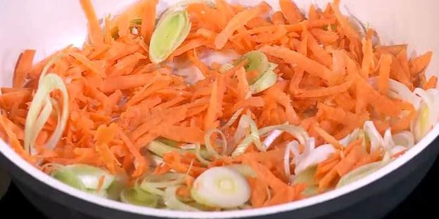 капустные оладьи с морковью и луком-пореем