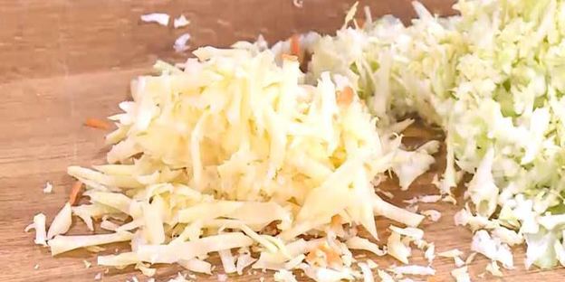 капустные оладьи с морковью и луком-пореем