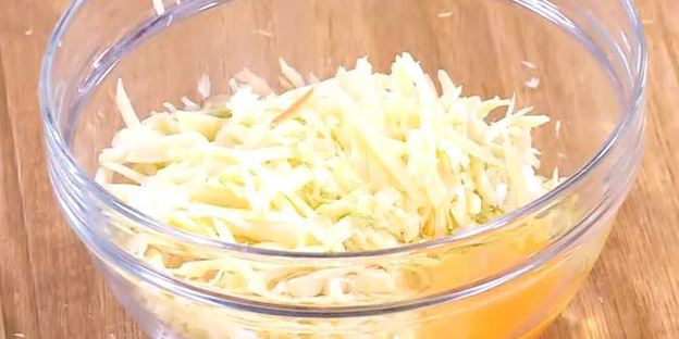 капустные оладьи с морковью и луком-пореем