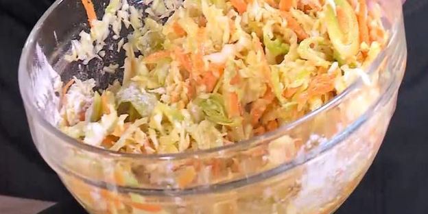 капустные оладьи с морковью и луком-пореем