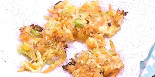 капустные оладьи с морковью и луком-пореем