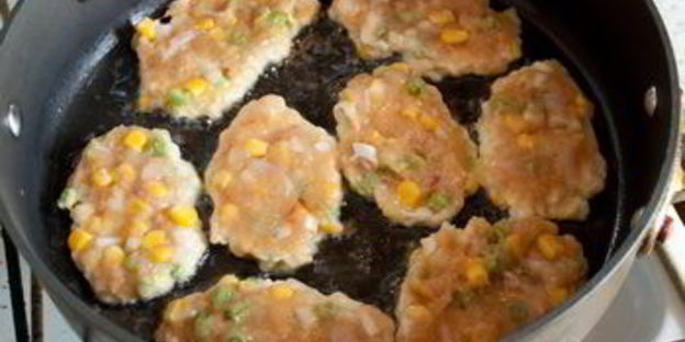 куриные оладьи с кукурузой и фасолью