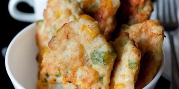 куриные оладьи с кукурузой и фасолью