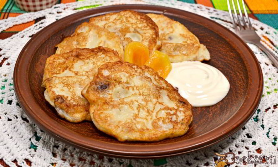 Рецепт нежных творожных оладий с мюсли и курагой