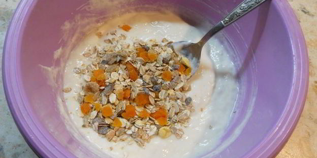 нежные творожные оладьи с мюсли и курагой