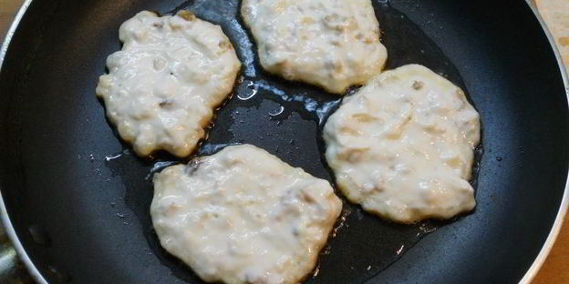 нежные творожные оладьи с мюсли и курагой