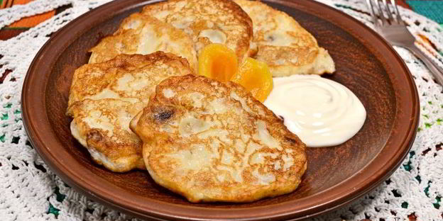 нежные творожные оладьи с мюсли и курагой