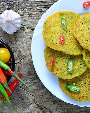 Нутовые оладьи с зеленью и чесноком