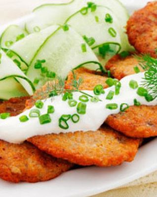 Оладьи из икры карпа со сметаной и огурцами