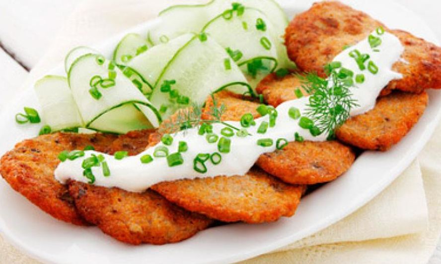 Рецепт оладий из икры карпа со сметаной и огурцами