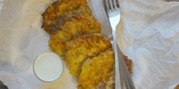 оладьи из пекинской капусты с огуречным соусом