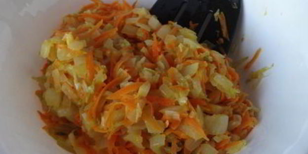 оладьи из пекинской капусты с огуречным соусом