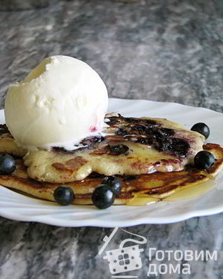 Оладьи на пахте со свежей черникой