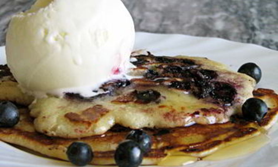 Рецепт оладий на пахте со свежей черникой