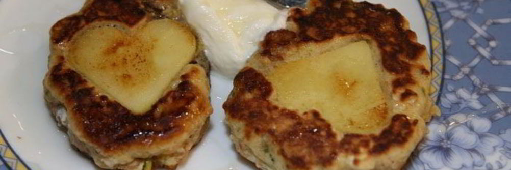 Оладьи с яблоками, финиками и фисташками