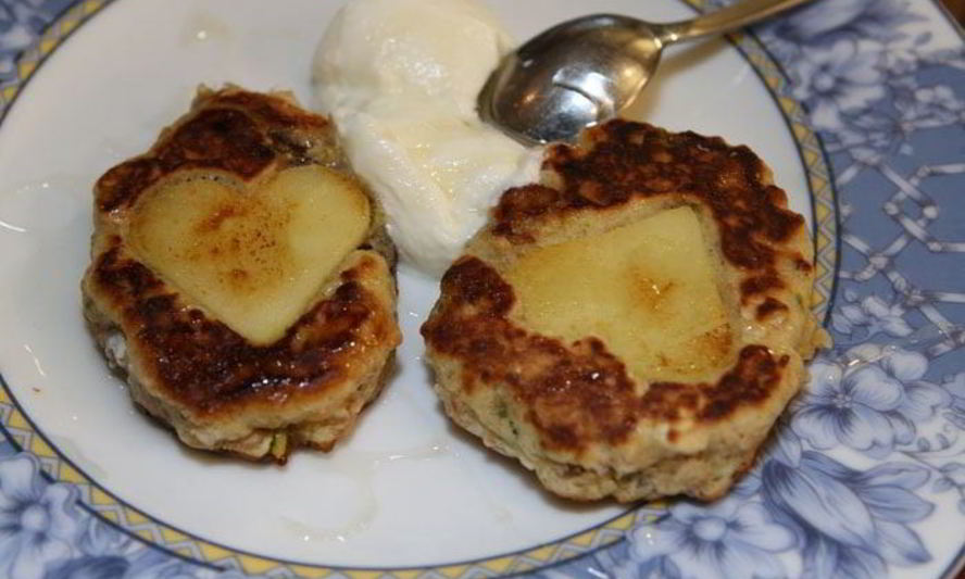 Рецепт оладий с яблоками, финиками и фисташками