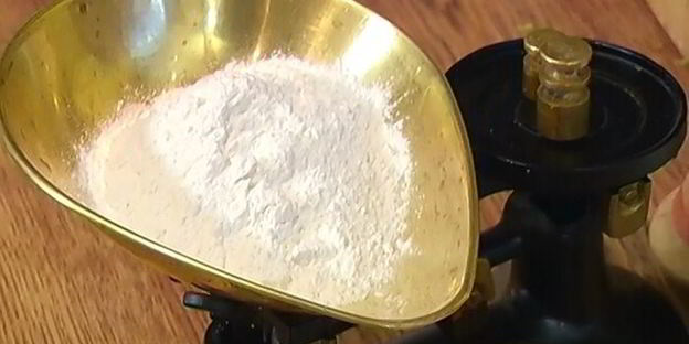 оладьи с яблоками, финиками и фисташками