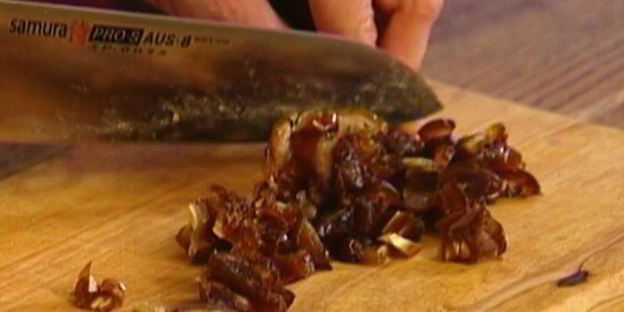 оладьи с яблоками, финиками и фисташками