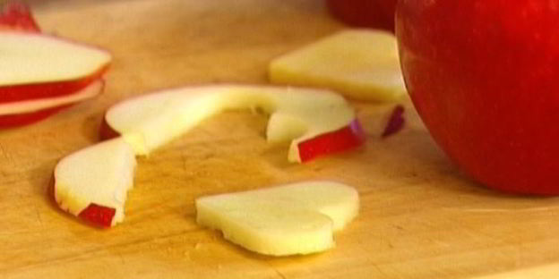 оладьи с яблоками, финиками и фисташками