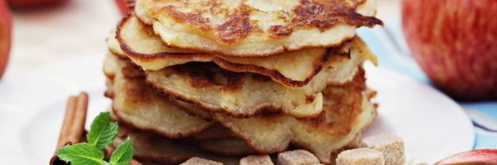Простые яблочные оладушки