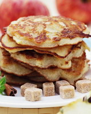 Простые яблочные оладушки