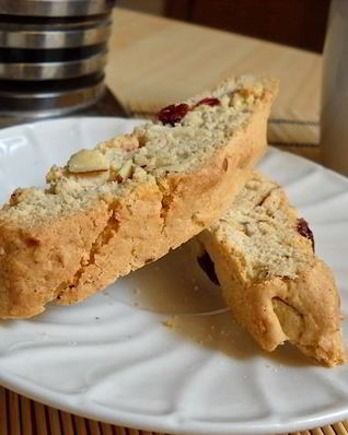 Бискотти с миндалем и клюквой