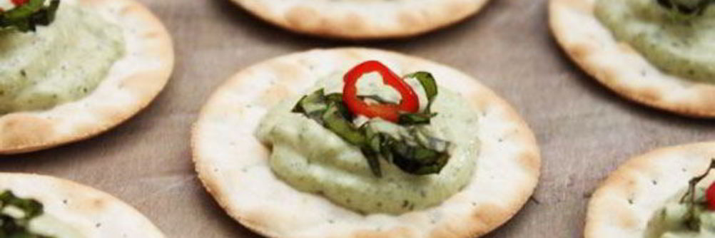 Крекеры с кремом песто