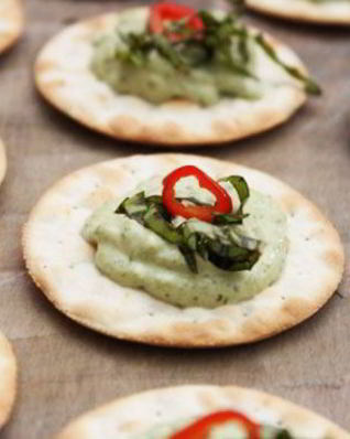 Крекеры с кремом песто