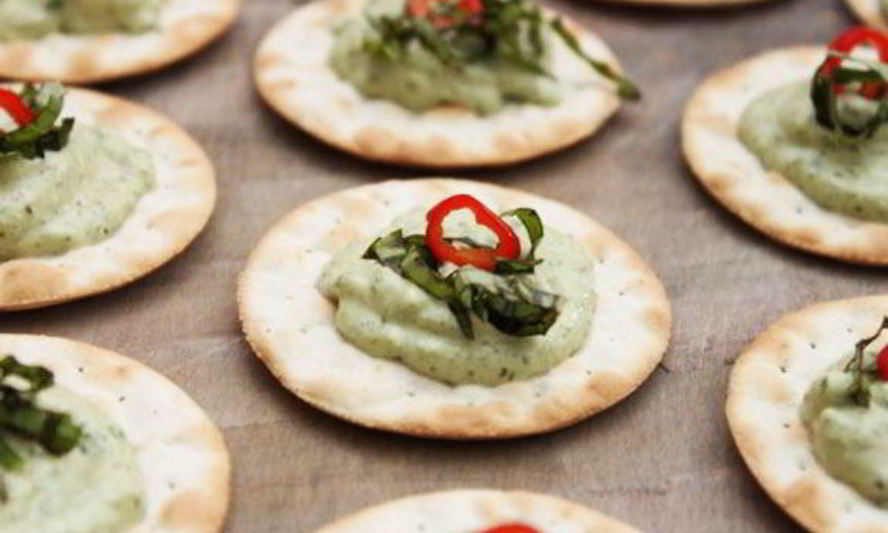 Рецепт крекеров с кремом песто