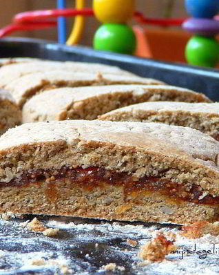 Печенье из цельнозерновой муки с начинкой из сухофруктов