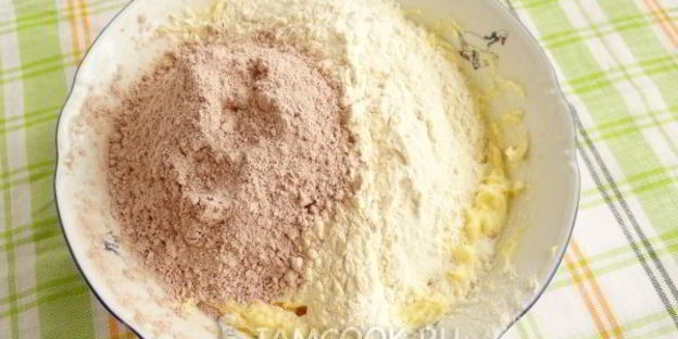 песочное печенье с шоколадным пудингом