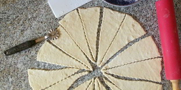 рогалики из сметанного теста с апельсиновой маковой начинкой